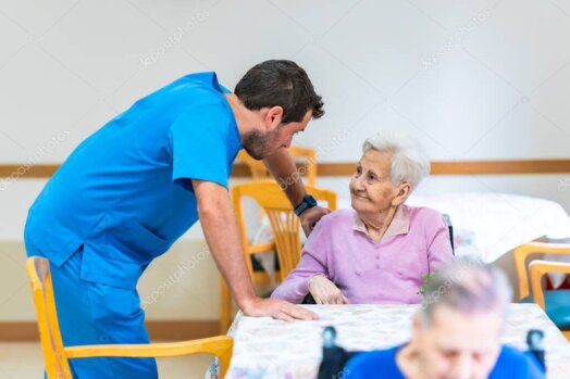 Mitarbeiterin im Gespräch mit Seniorin